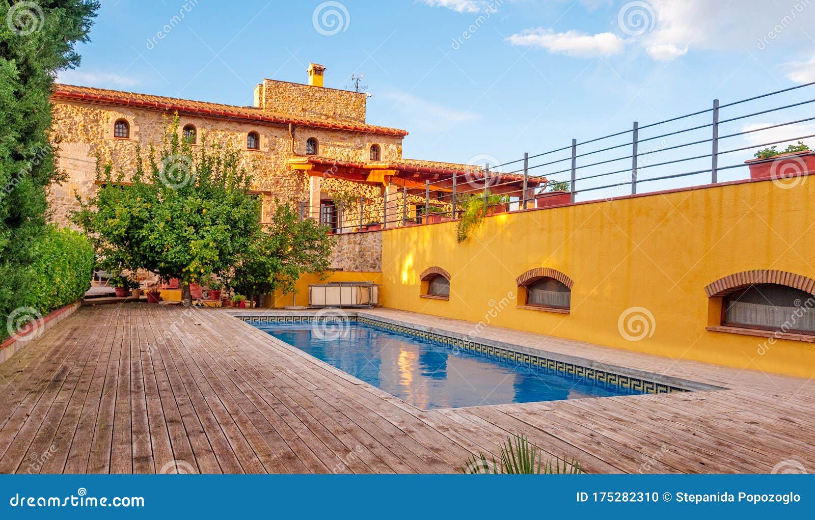 Эффектный дом в средиземноморском стиле (54 красивых дома)