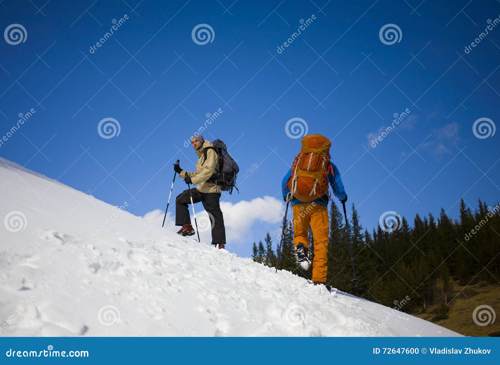 2 друз в горах. 2 друз путешествуют с рюкзаками в горах в зиме