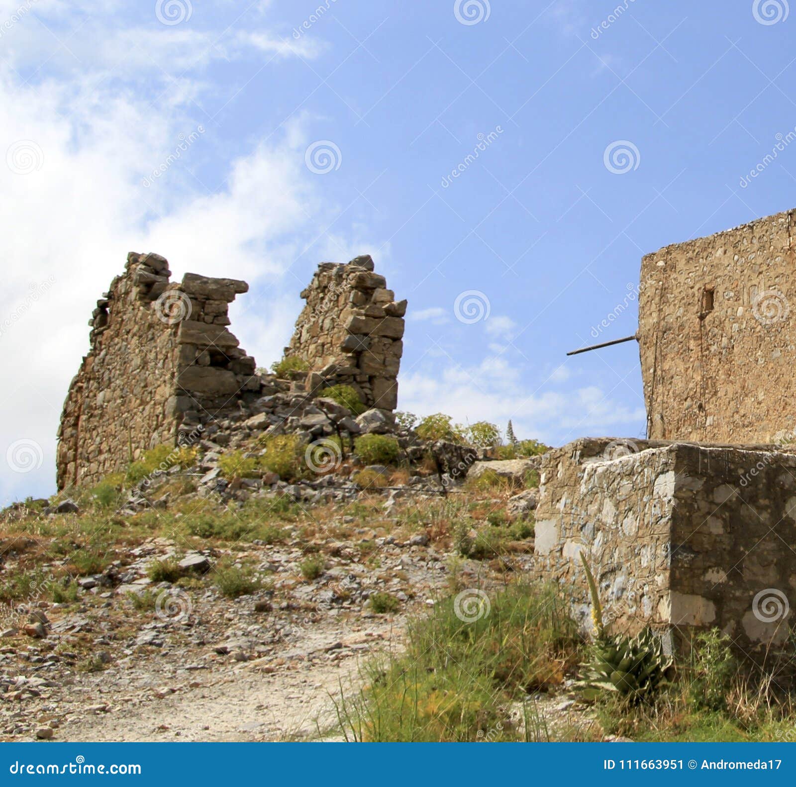 Руины старых венецианских ветрянок построенных в XV веке, плато Lassithi, Крите, Греции Самая типичная характеристика плато В прошлом, они пронумеровали тысячи составляя пышный ландшафт