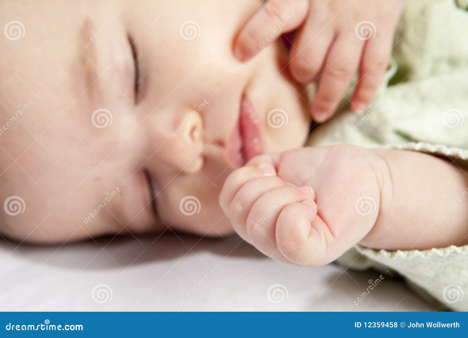 рука младенца. спать съемки руки фокуса стороны ребенка предпосылки младенца селективный