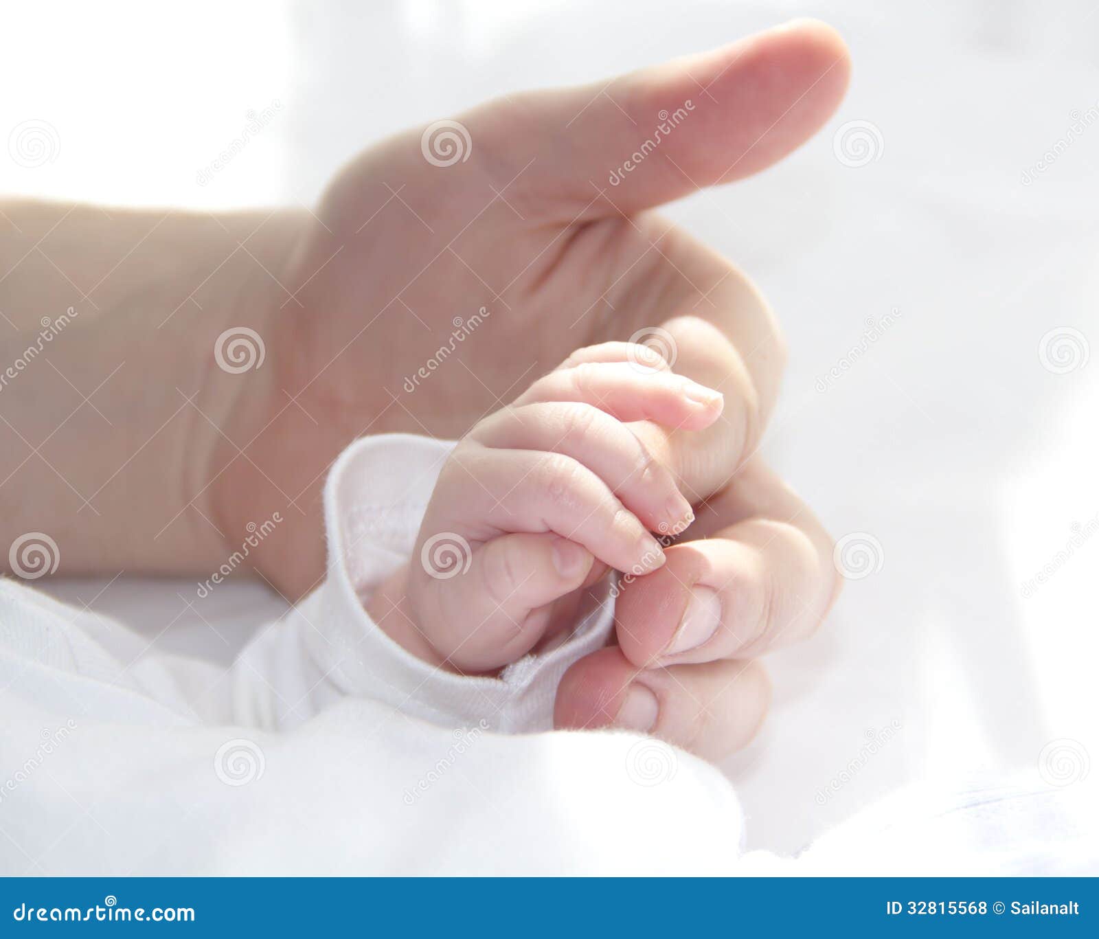 Отец с младенцем на руках