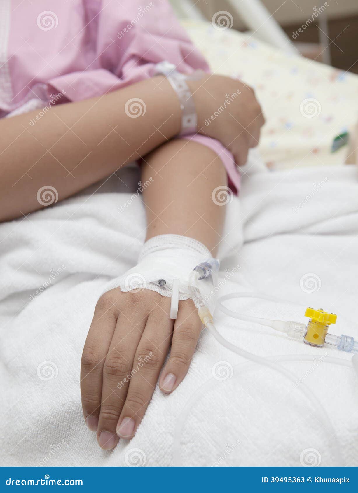 Рука маленькой девочки в больнице