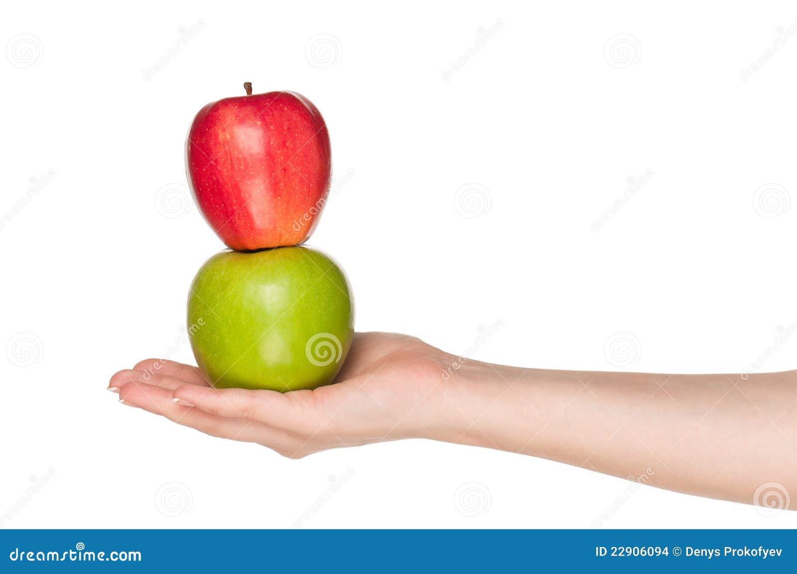 Яблоко на руке без фона