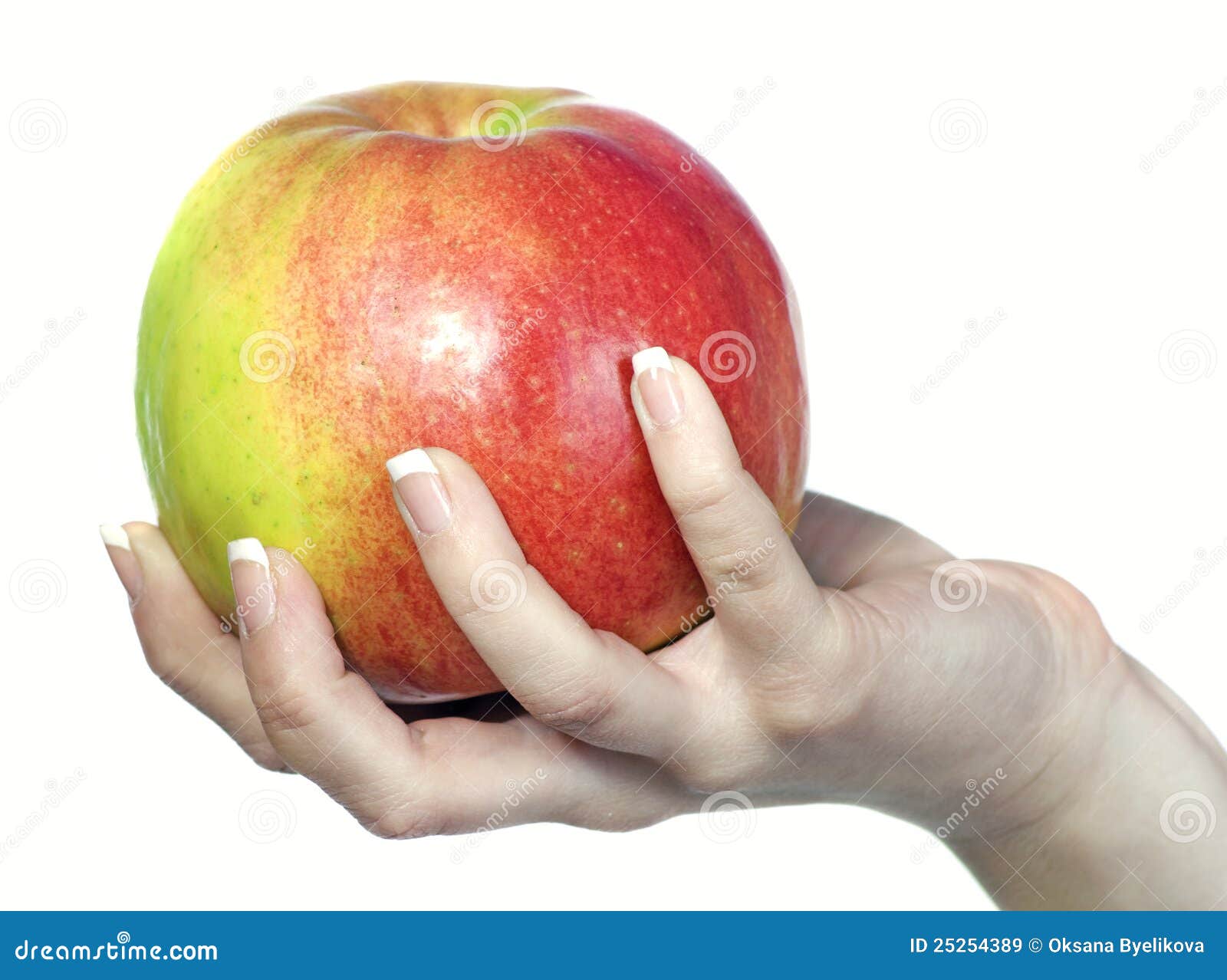 Яблоко в руке на белом фоне
