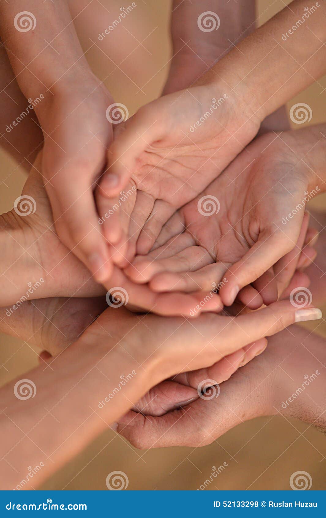 Скрепленные руки семьи