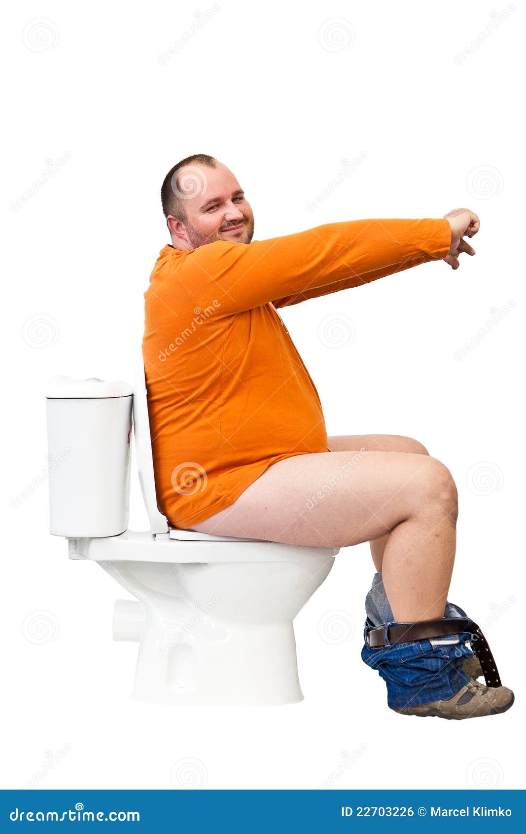 Мужчина на унитазе