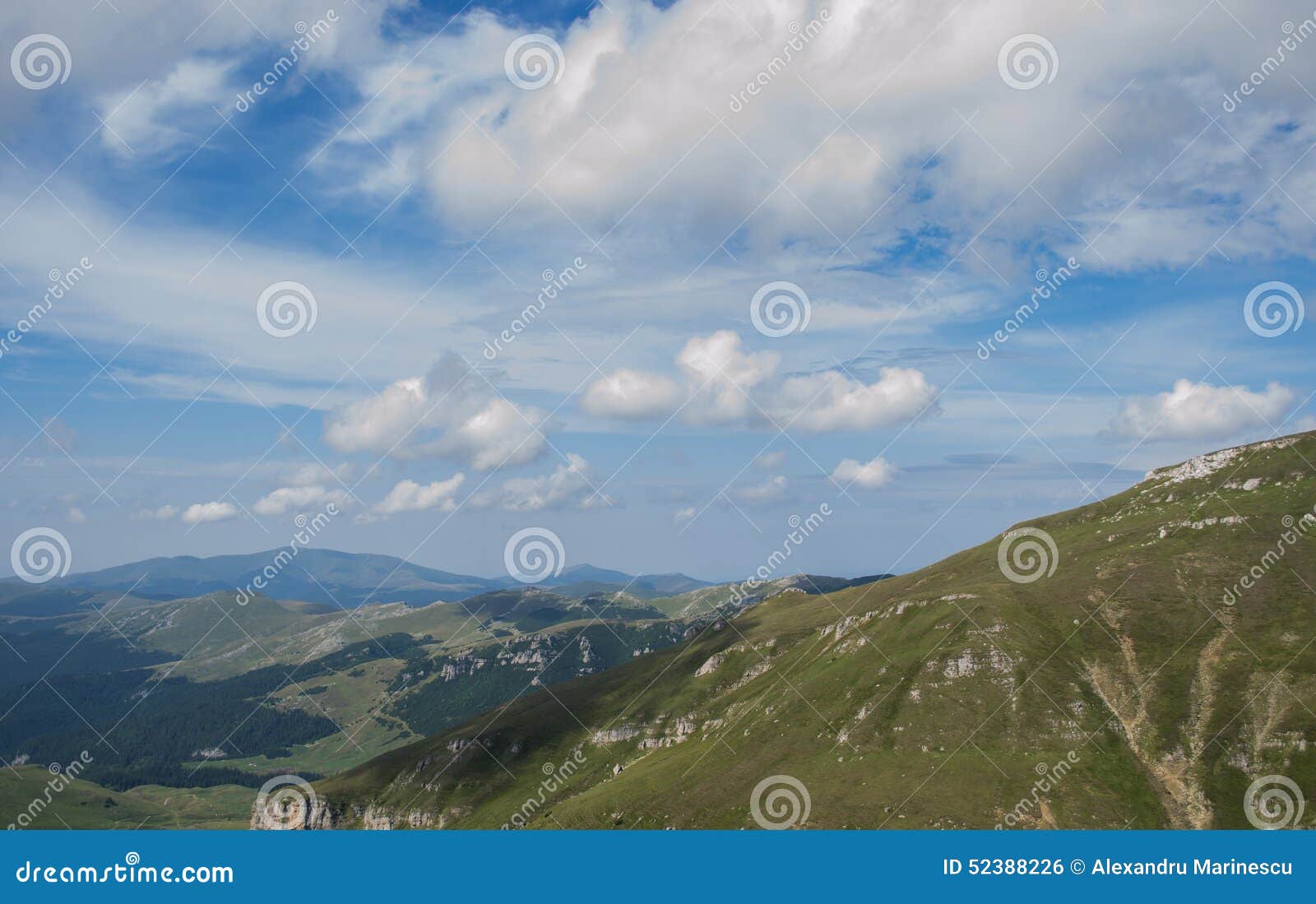 Румынские прикарпатские горы. Румынский прикарпатский Mountain View на летний день