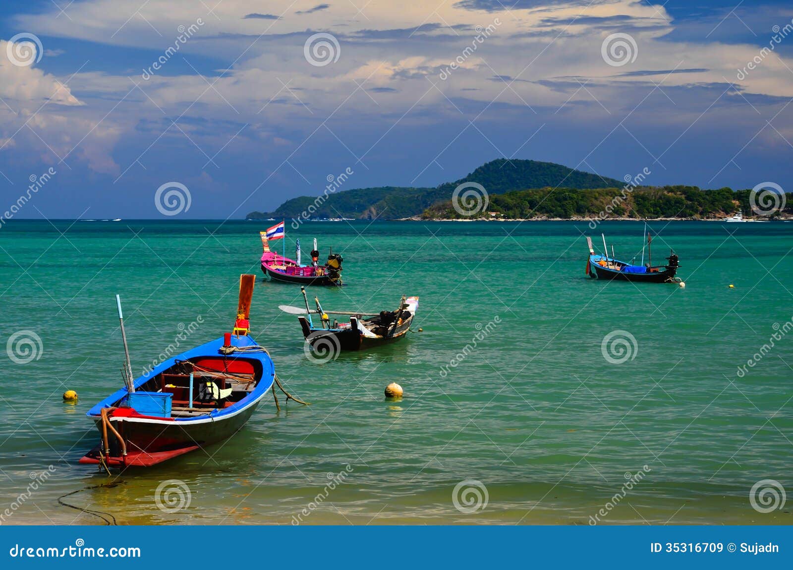 Рыбацкие лодки на пляже