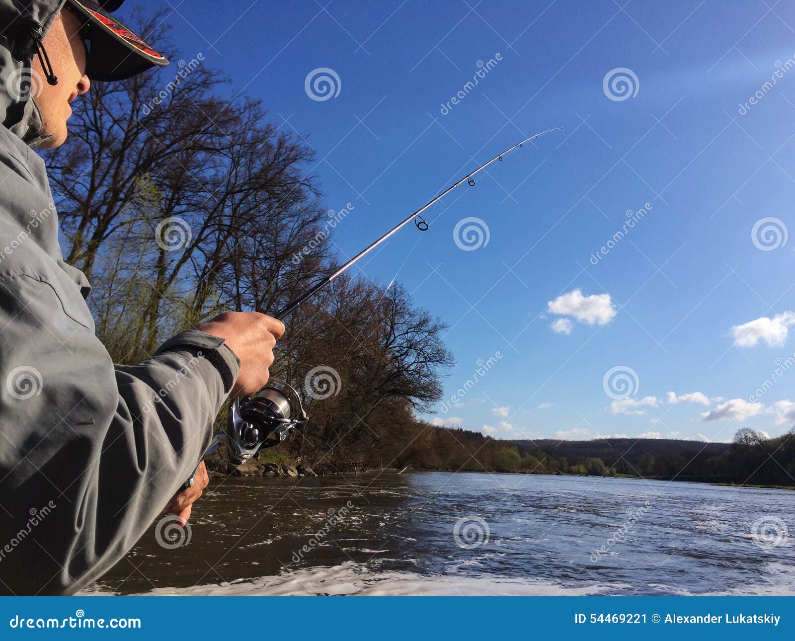 Рыболов на речном береге стоковое изображение. изображение ...