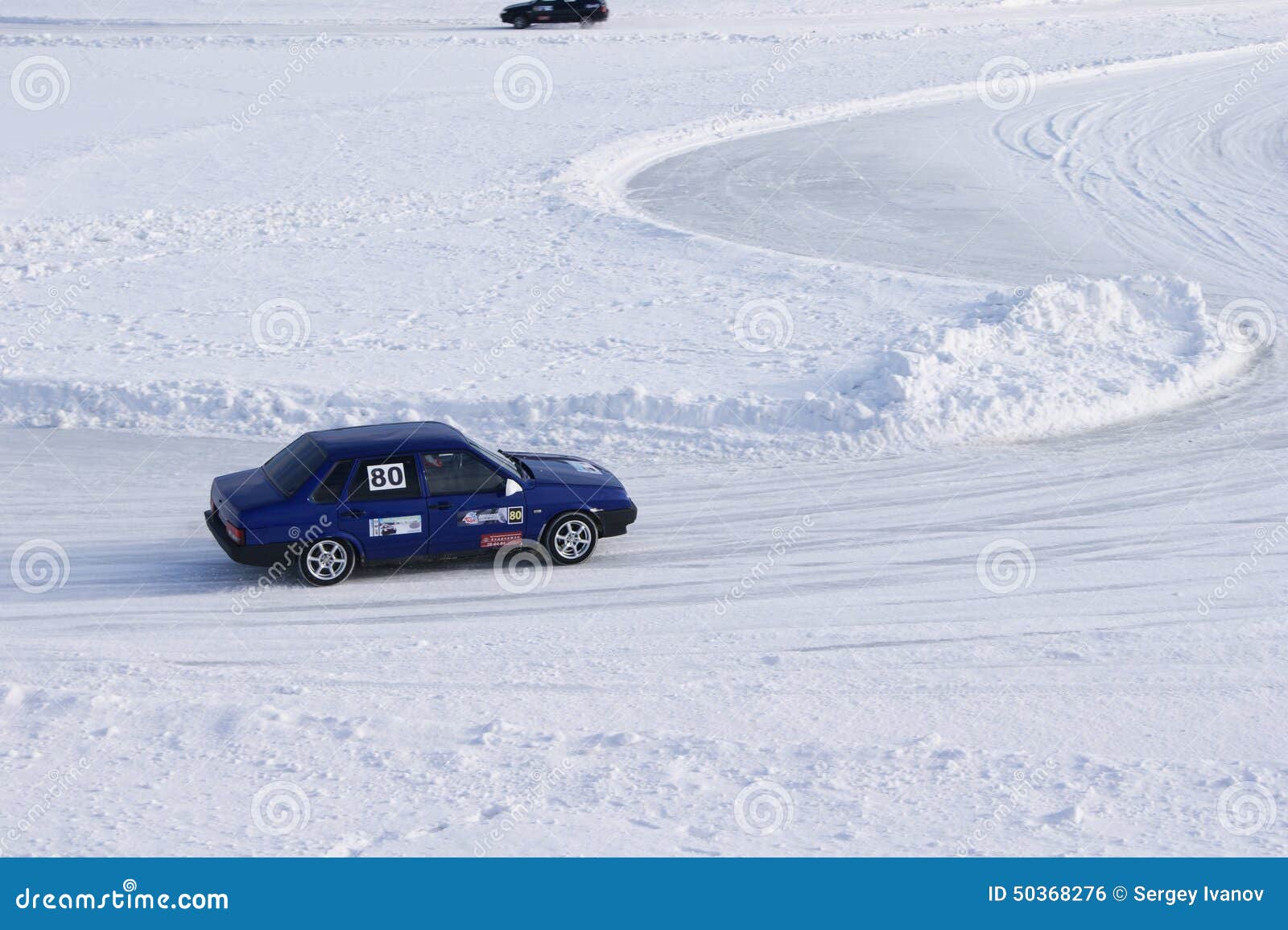 След Волги 2015. Гоночный автомобиль кольца следа СОНИ DSC Волги 2015 на автогонщике Чебоксар зимнего времени льда снега следа конкуренции перехода льда