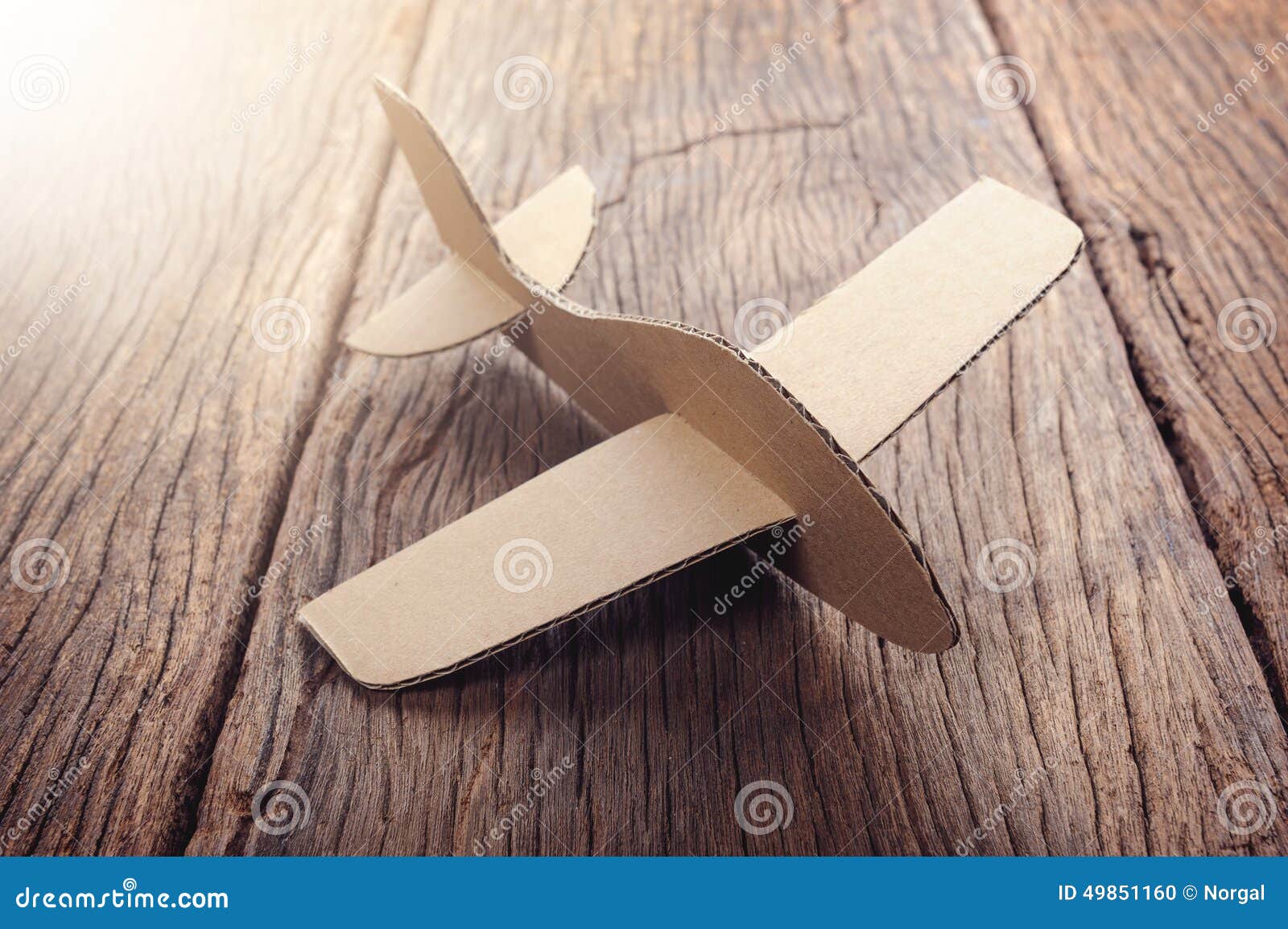 Картонный самолет на столе
