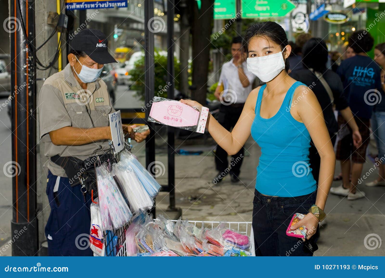 сбывания маски гриппа bangkok. 23 2009 тревожат сбывания маск человека в июле фокуса гриппа bangkok защитные продавая женщину улицы