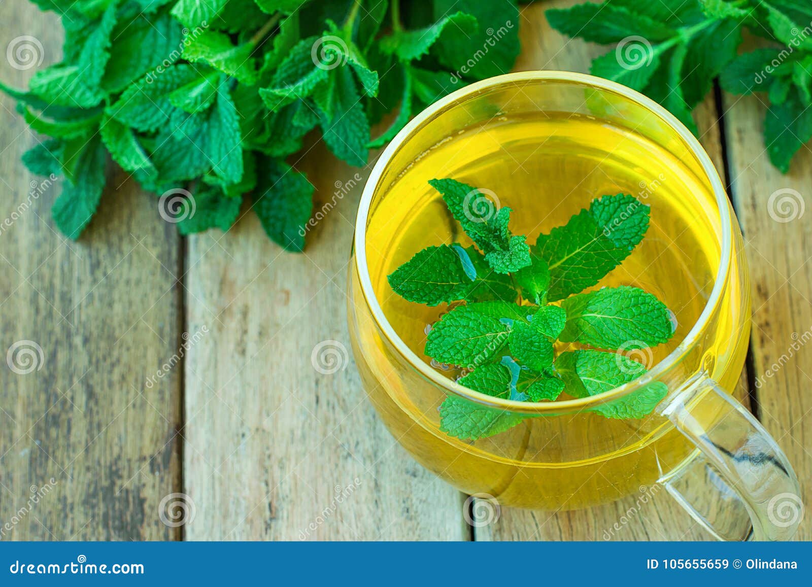 Свеже чай мяты Brewd травяной в стеклянных травах зеленого цвета чашки ...