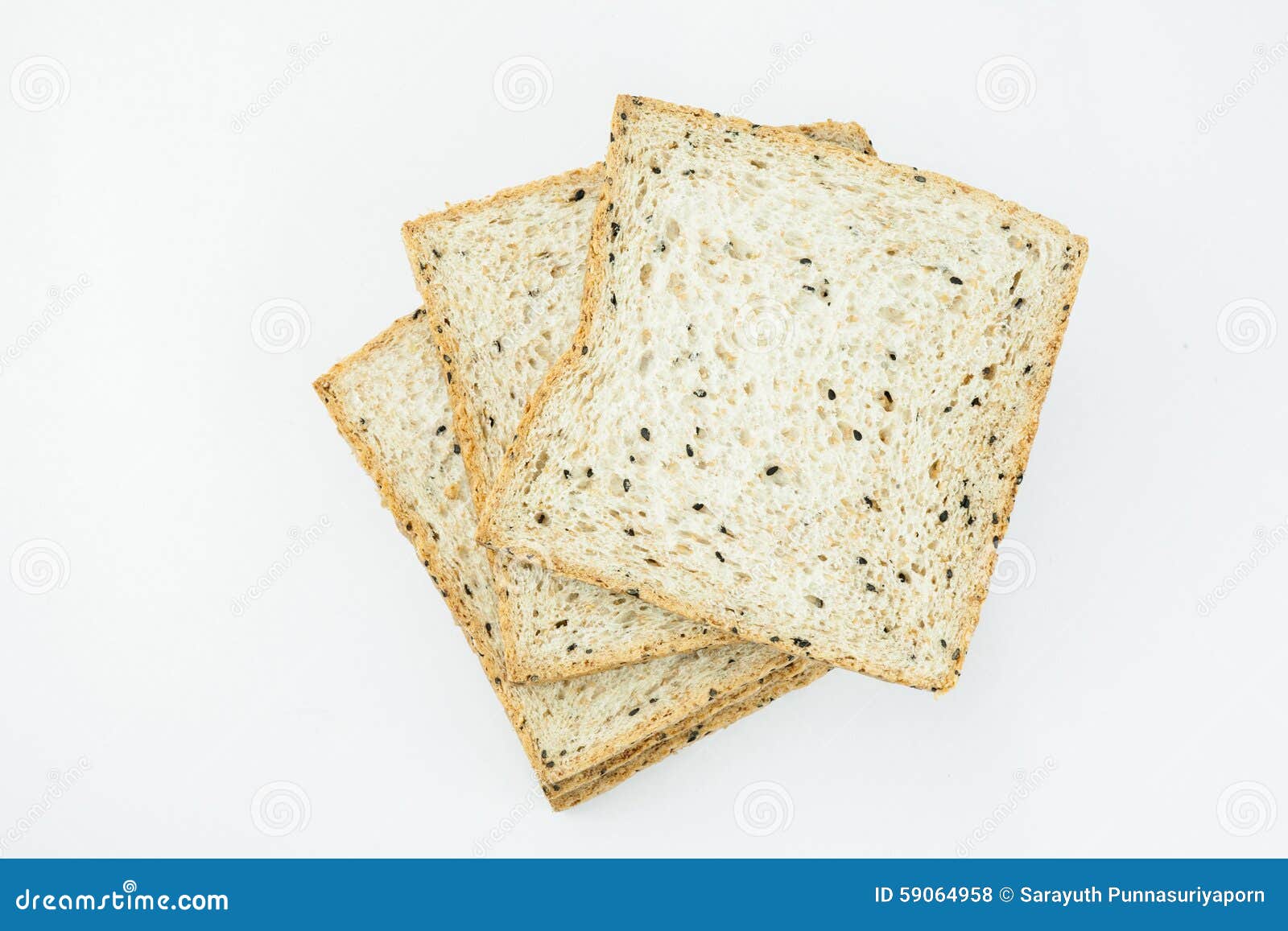 Свежие куски хлеба wholewheat с различными семенами и multigrain на деревянной предпосылке