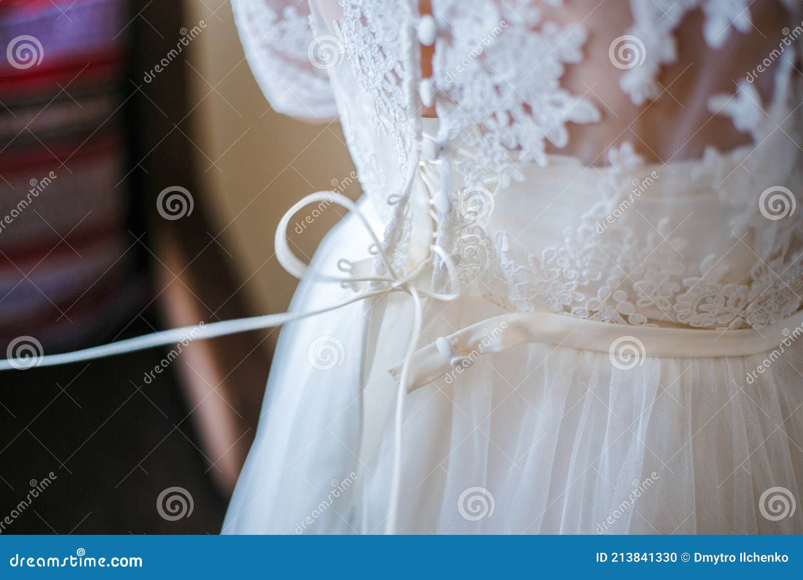 Платье-кафтан с кольцами и лентами