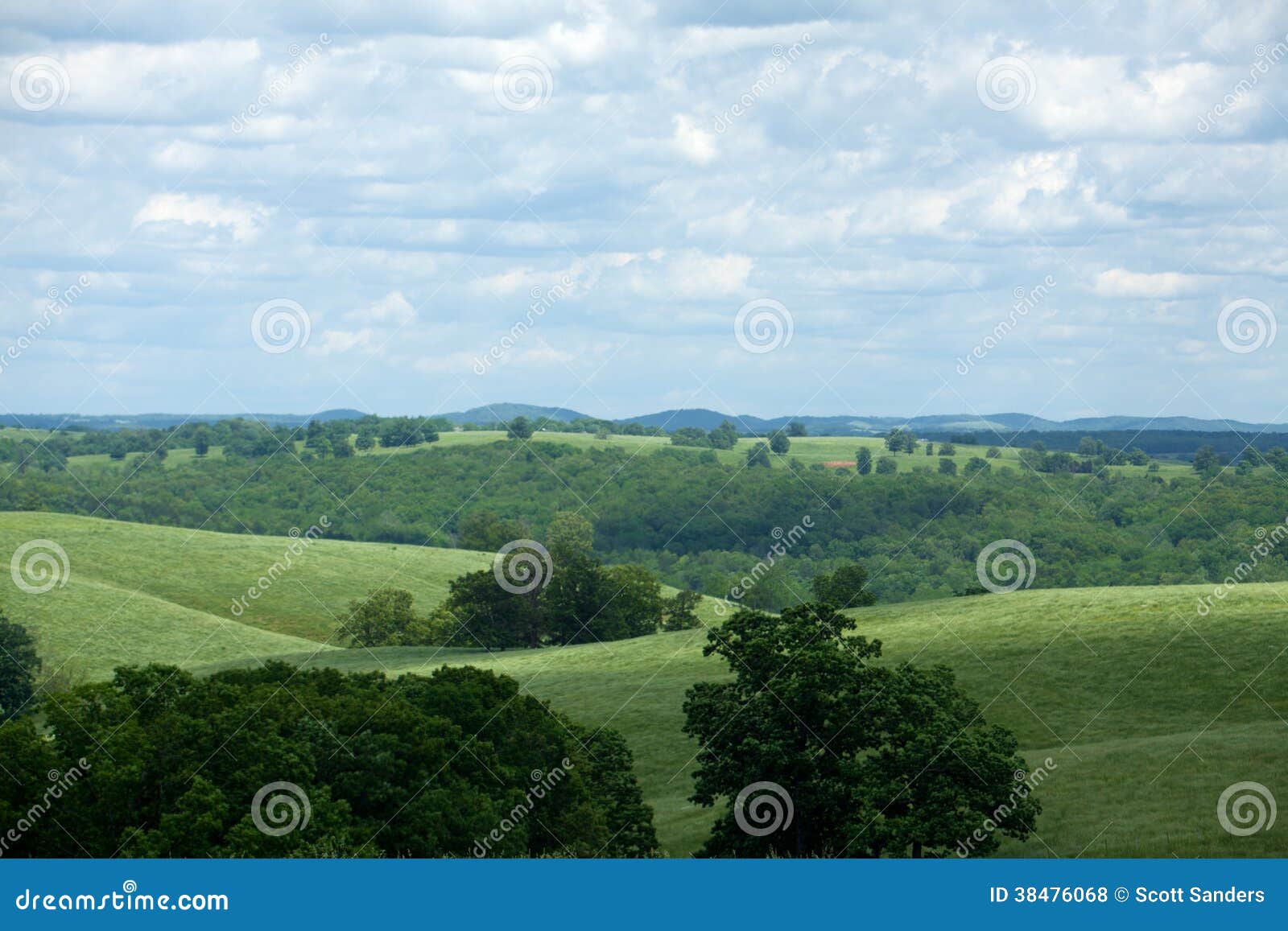 Сельская местность завальцовки Ozark County Миссури.