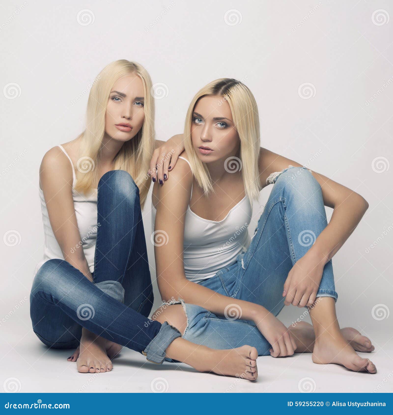 Голые близнецы покажут свои сокровища (27 фото эротики)