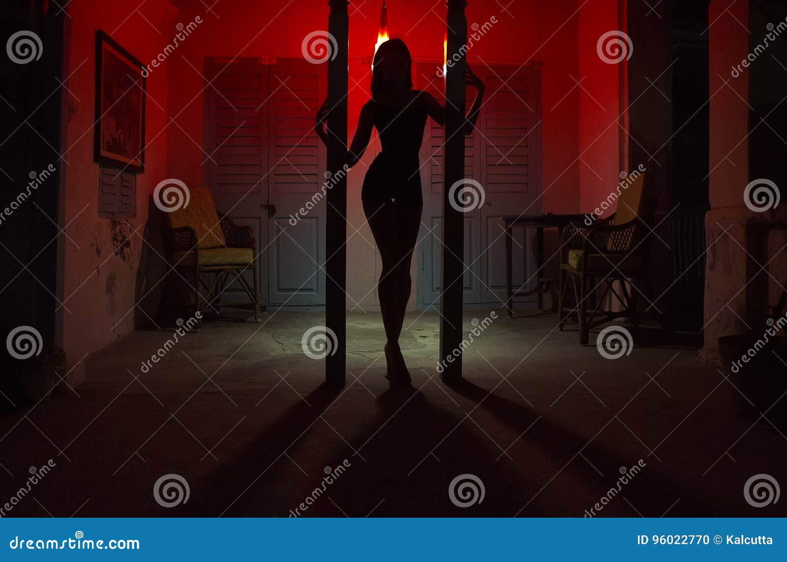 Сексуальные танцы силуэта женщины на гостинице Танцор женский s поляка. Сексуальные танцы силуэта женщины на гостинице Стриппер танцора поляка женский в ноче Чувственный красный свет, noir стиль Красивая девушка танцев с сексуальным телом Горячий эротичный частный танец, стриптиз