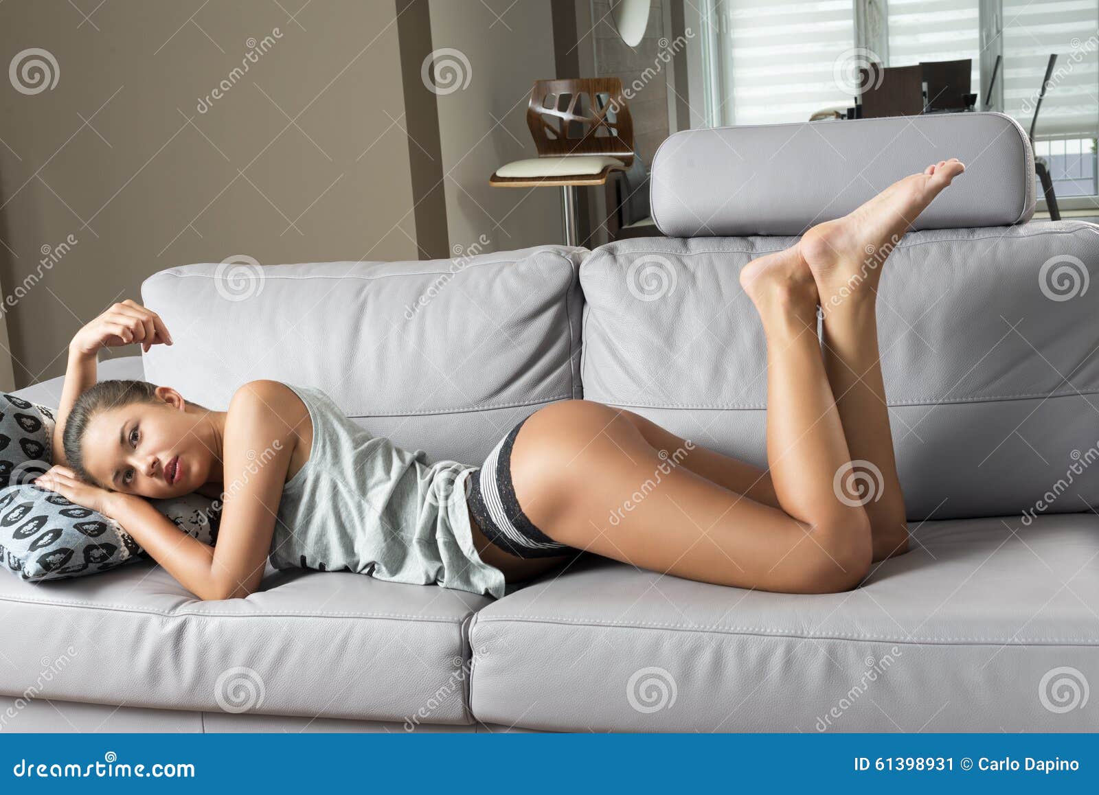 Красотки лежа на диване