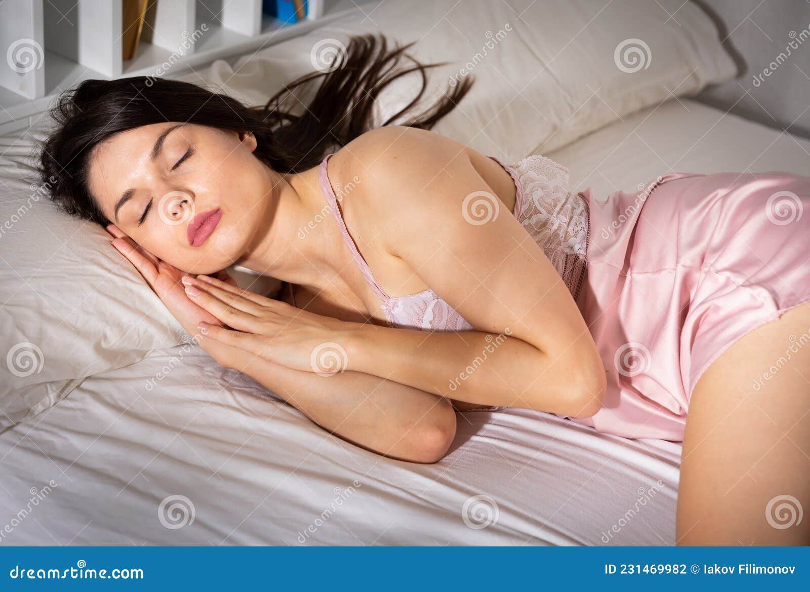 Порно видео голая спящая девушка