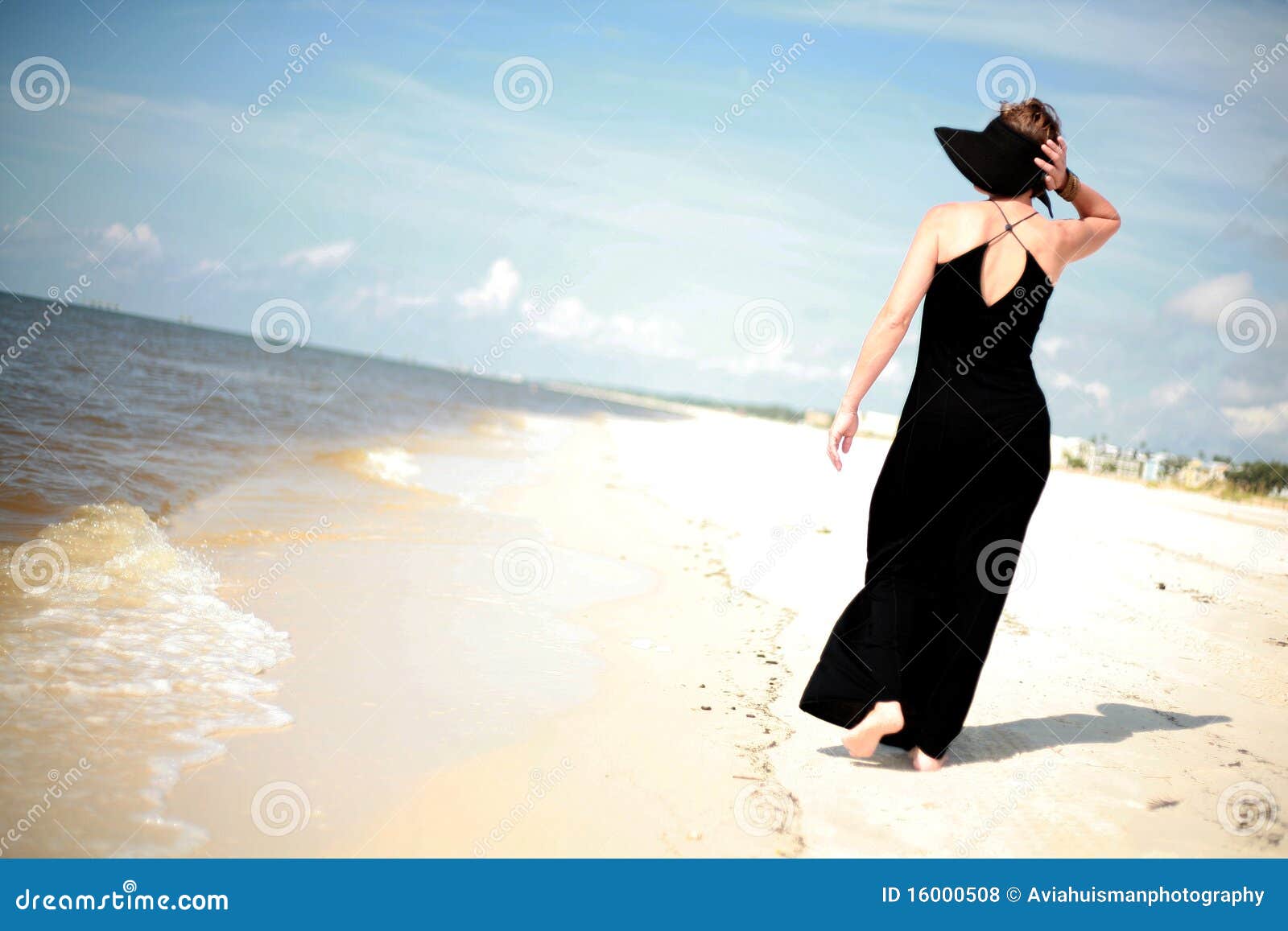 сексуальная женщина. пляжа черноты платья женщина длиной сексуальная нося
