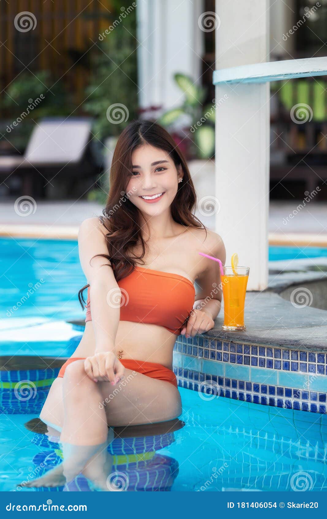 Стоковые фотографии по запросу Женщины азиатки купальник
