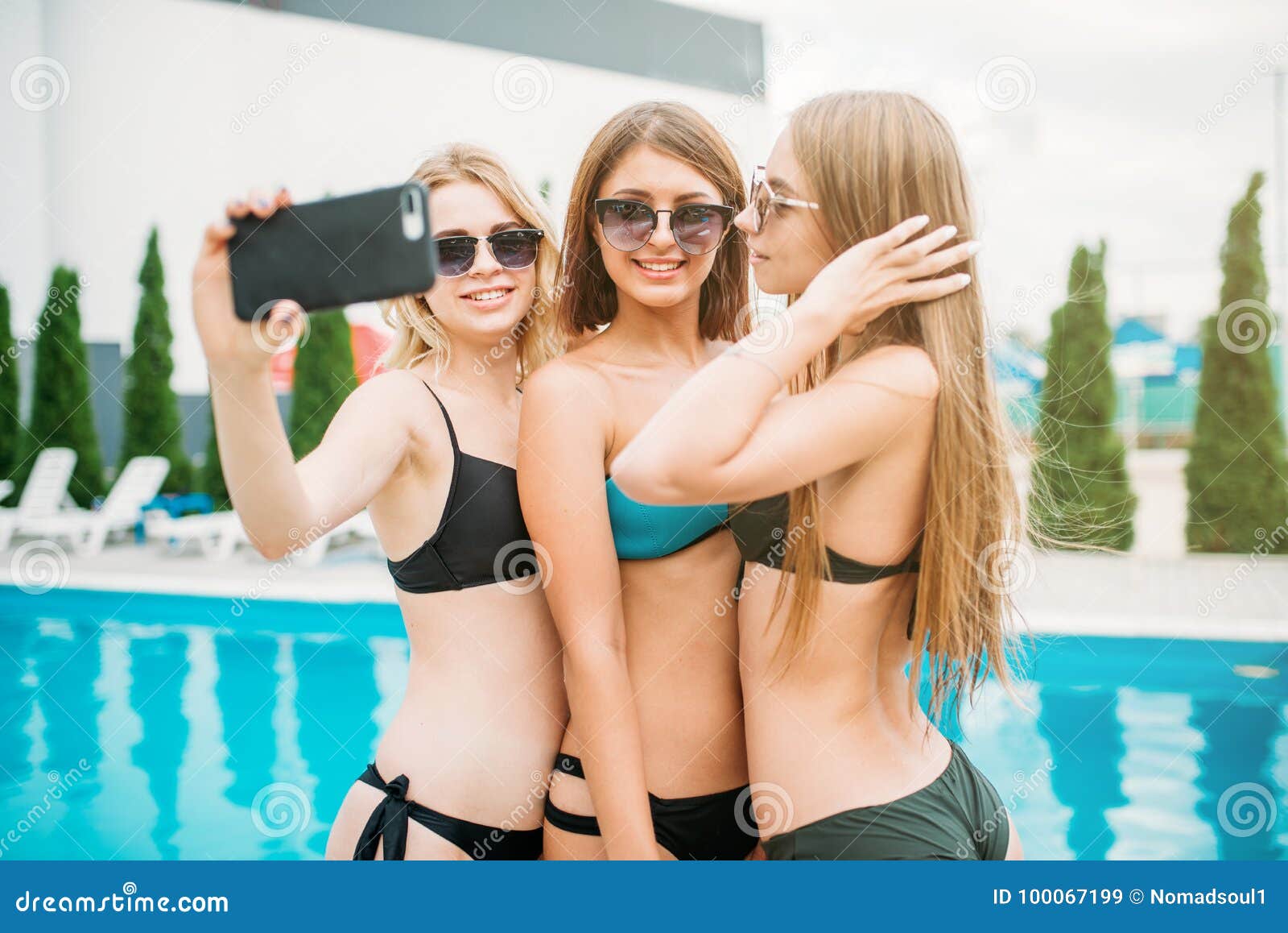 Девушки в купальниках на пляже (89 ФОТО)