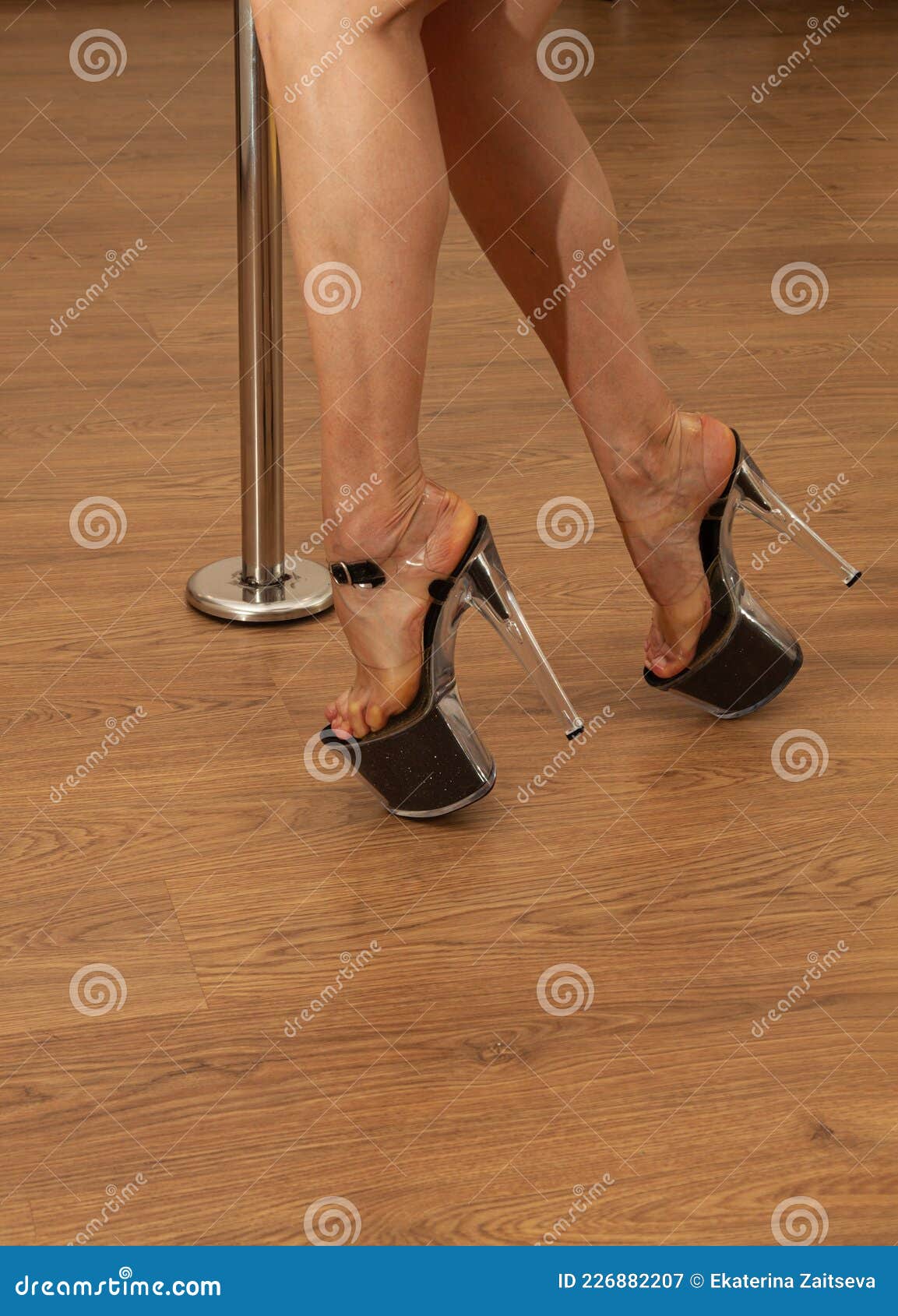 Фото по запросу Женские ноги чулках