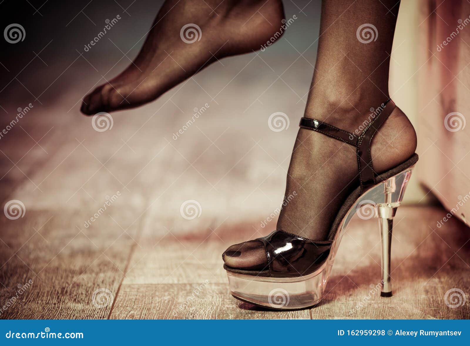 Красивые картинки «Девушки с красивыми ногами на каблуках в платье, в юбке и белье»