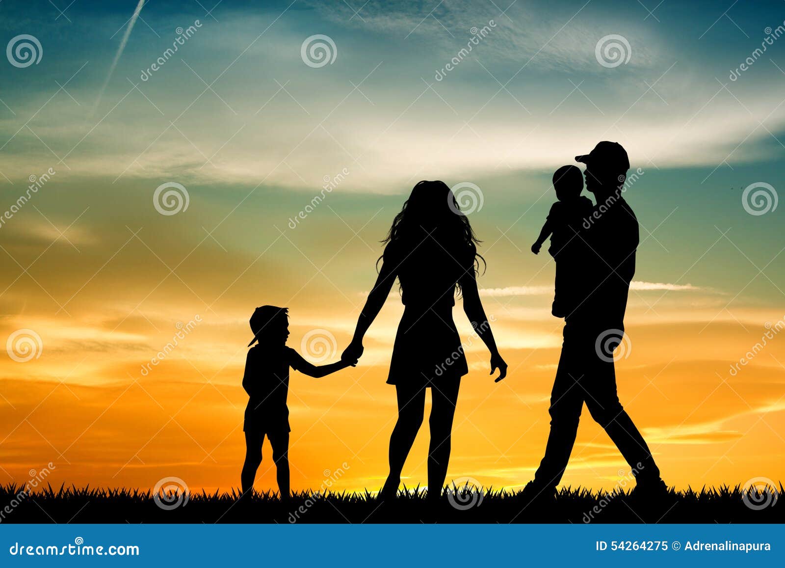 Семья на закате с дочкой