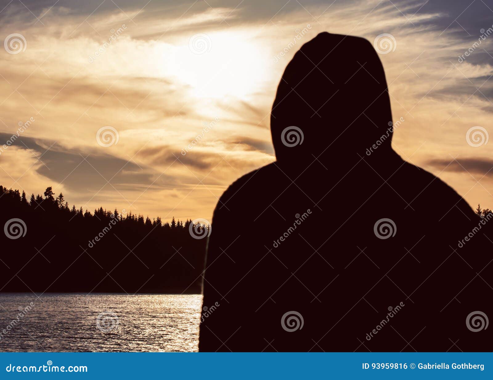 Человек в капюшоне у моря