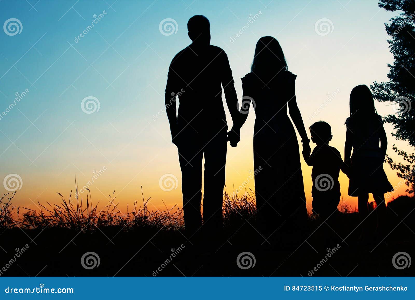 Силуэт семьи с двумя дочками