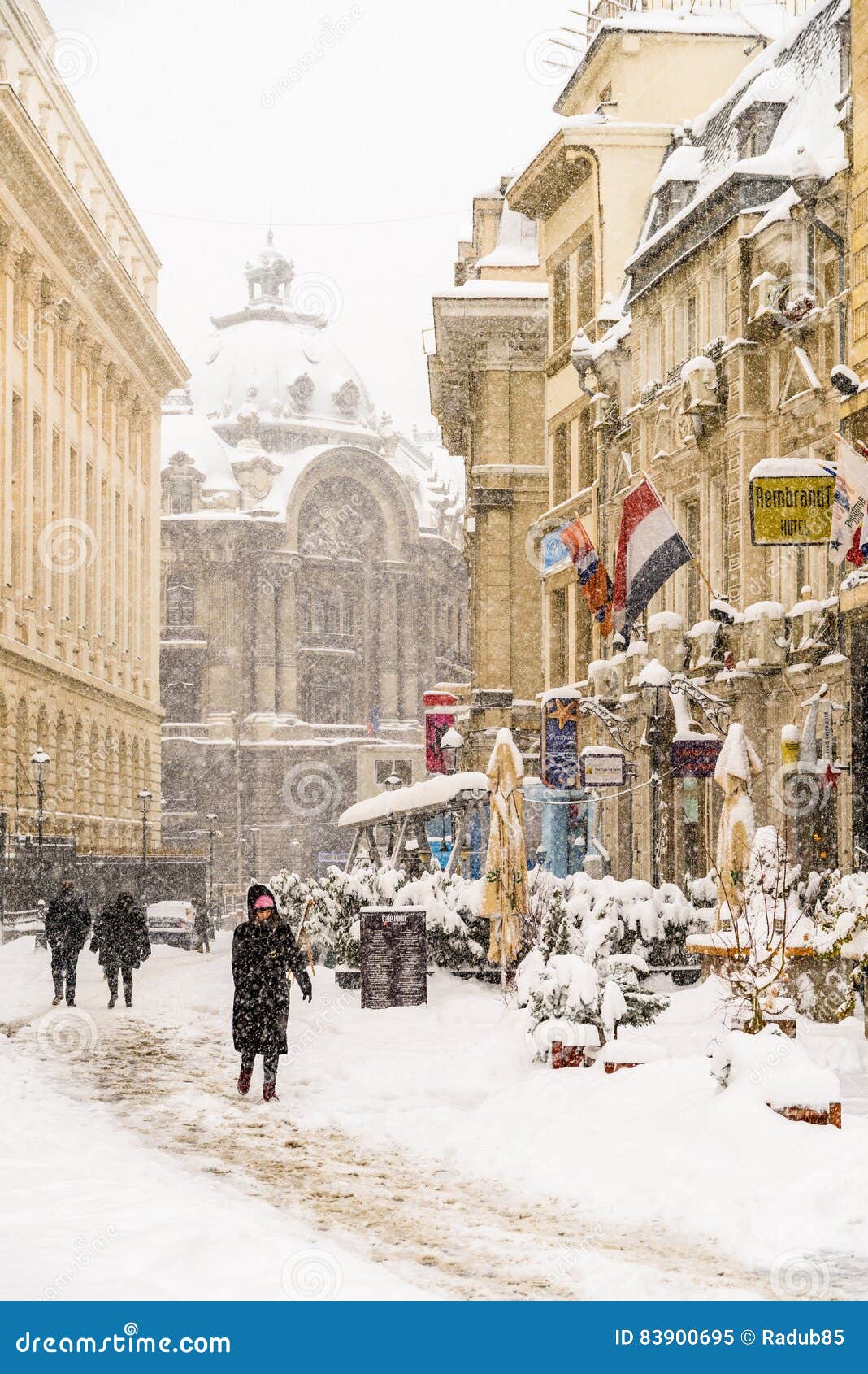 Сильное заволакивание шторма вьюги в снеге центр города города ...