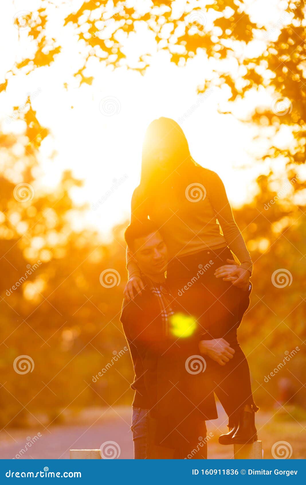 Парень с девушкой обняли друг друга за пояс, вид со спины