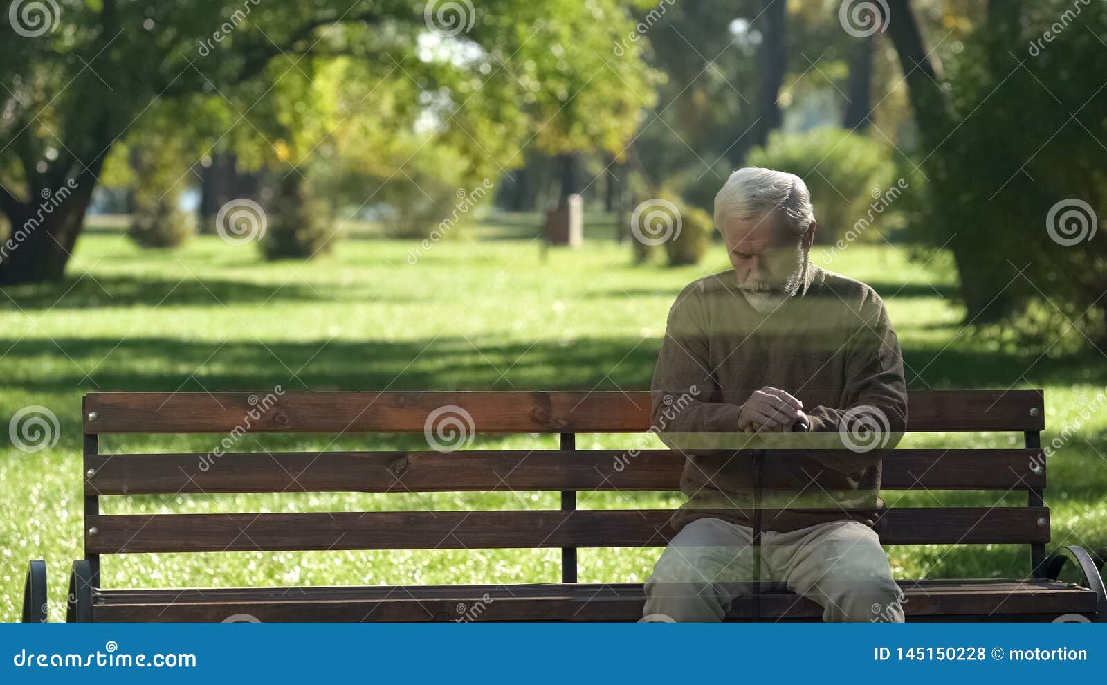 Сиротливый старик исчезая от стенда, концепции смерти, быстротечности ...