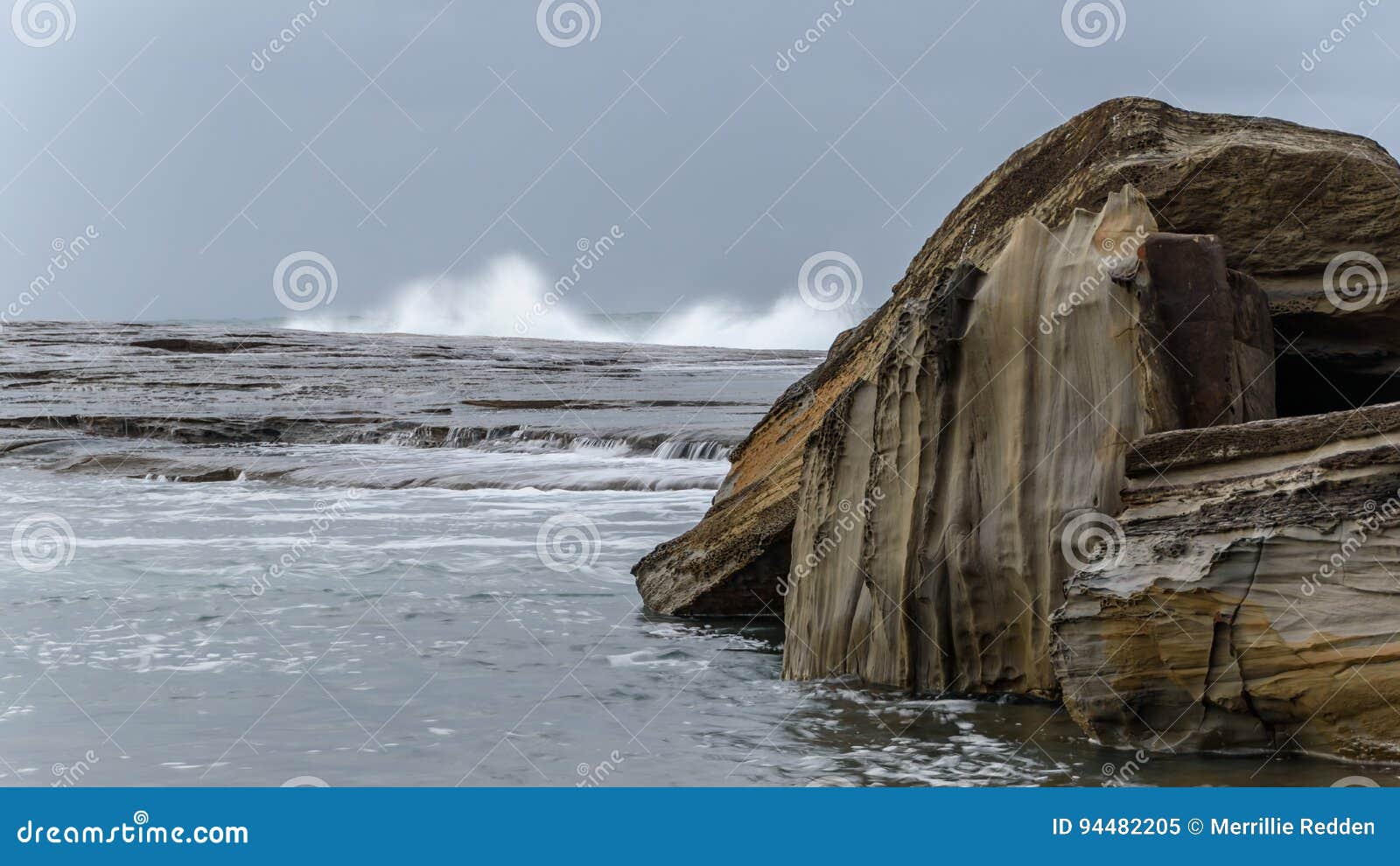 Скалистый Seascape рассвета. HDR i слило 3 фото для это одного Принятый на Skillion на Terrigal, центральное побережье, NSW, Австралия