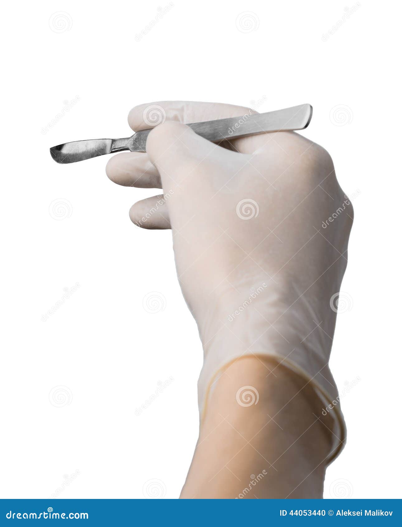 Скальпель в руке в перчатке на белой изолированной предпосылке ...