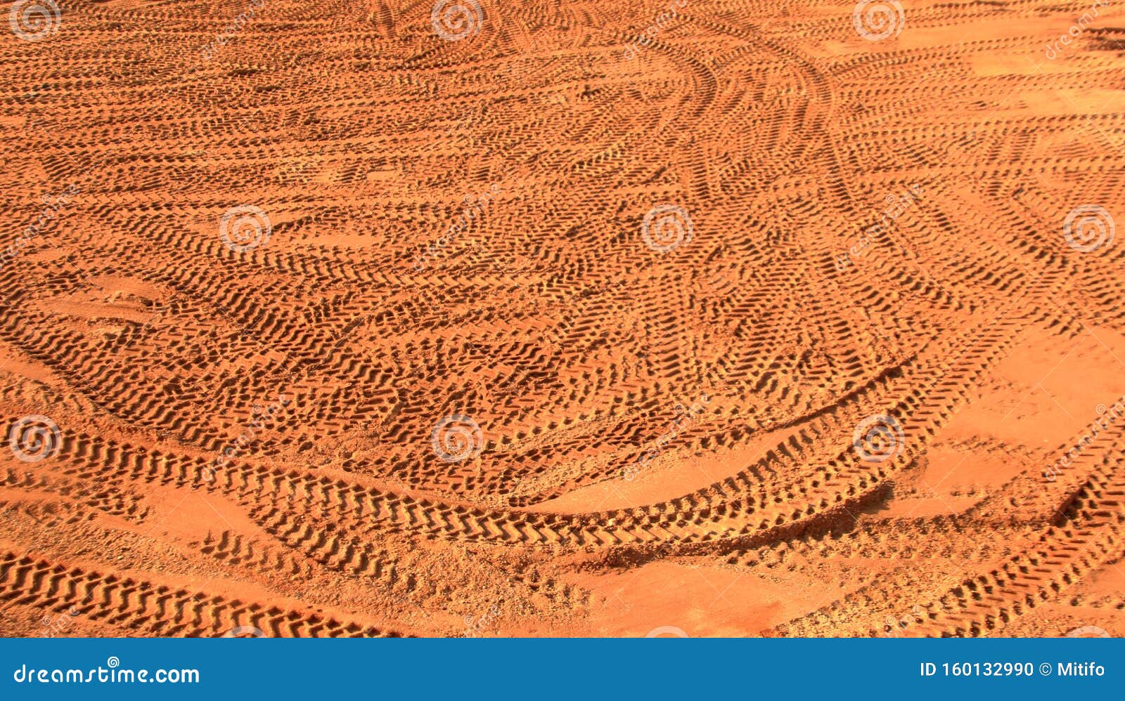 Следы шин в песчаных почвах - коричневый фон