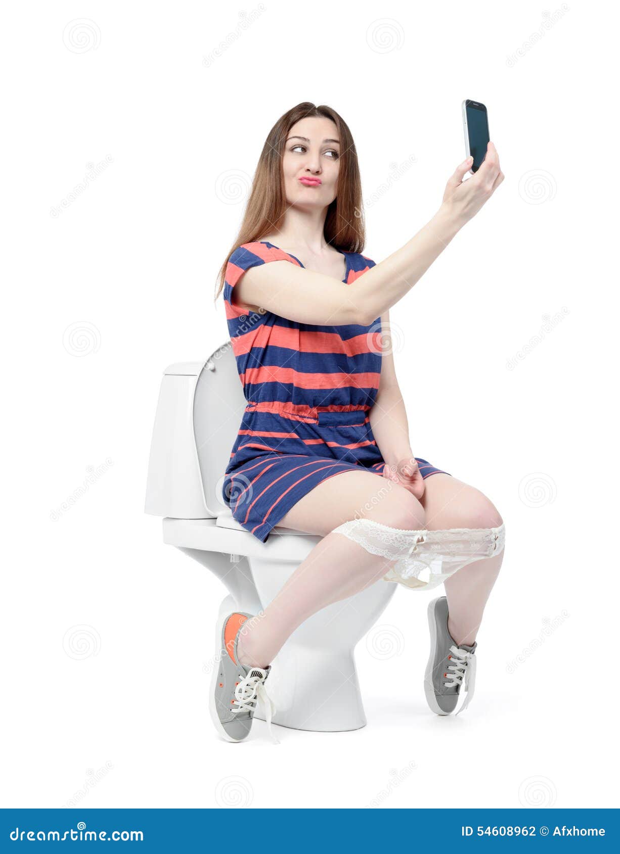 Девушка сидя на унитазе