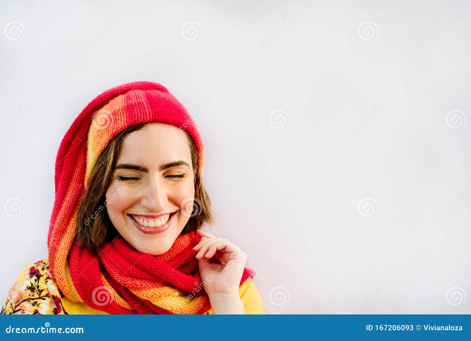 Смеясь, девушка на белом фоне Стоковое Изображение - изображение ...