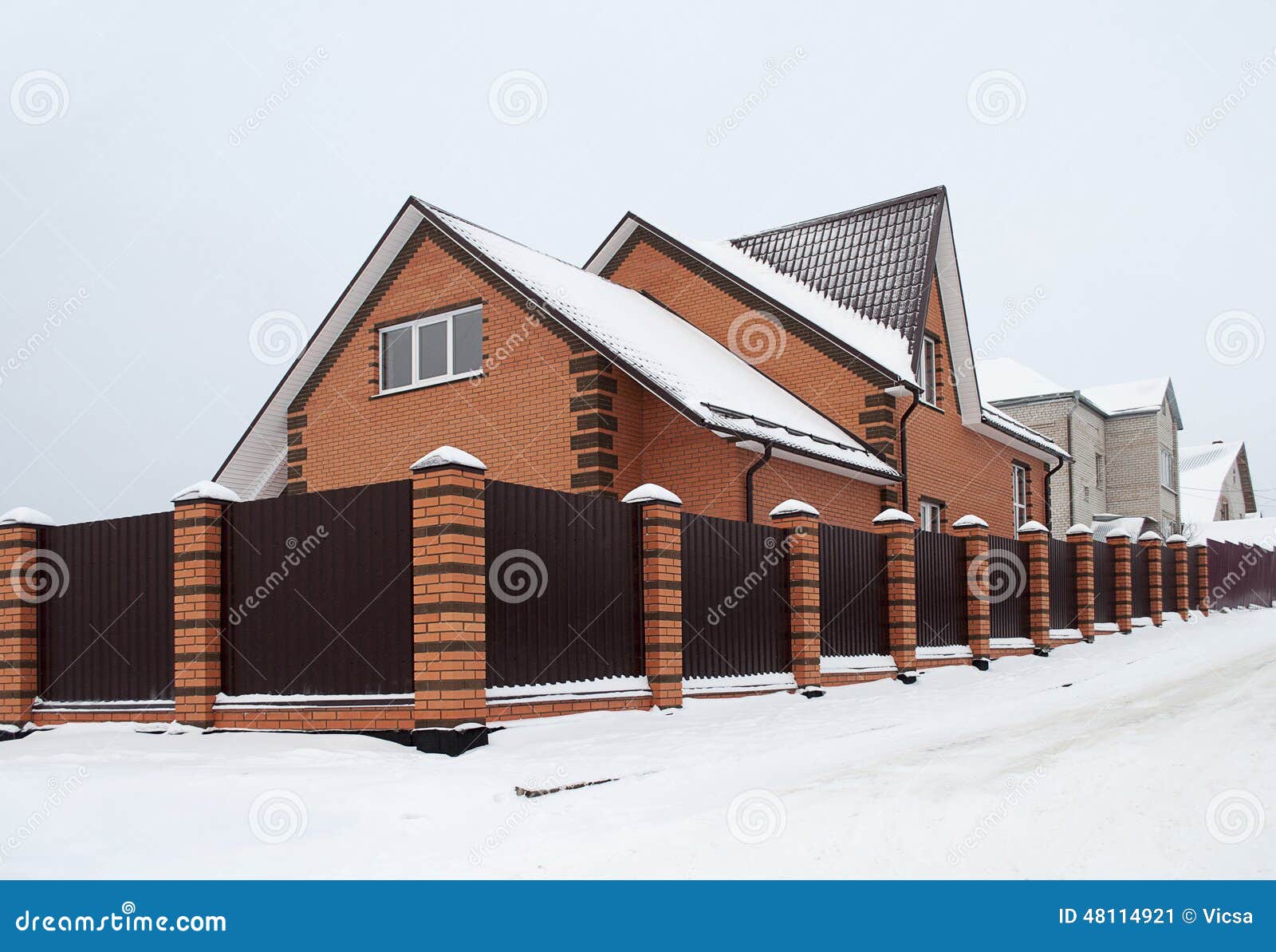 Забор из красного и коричневого кирпича