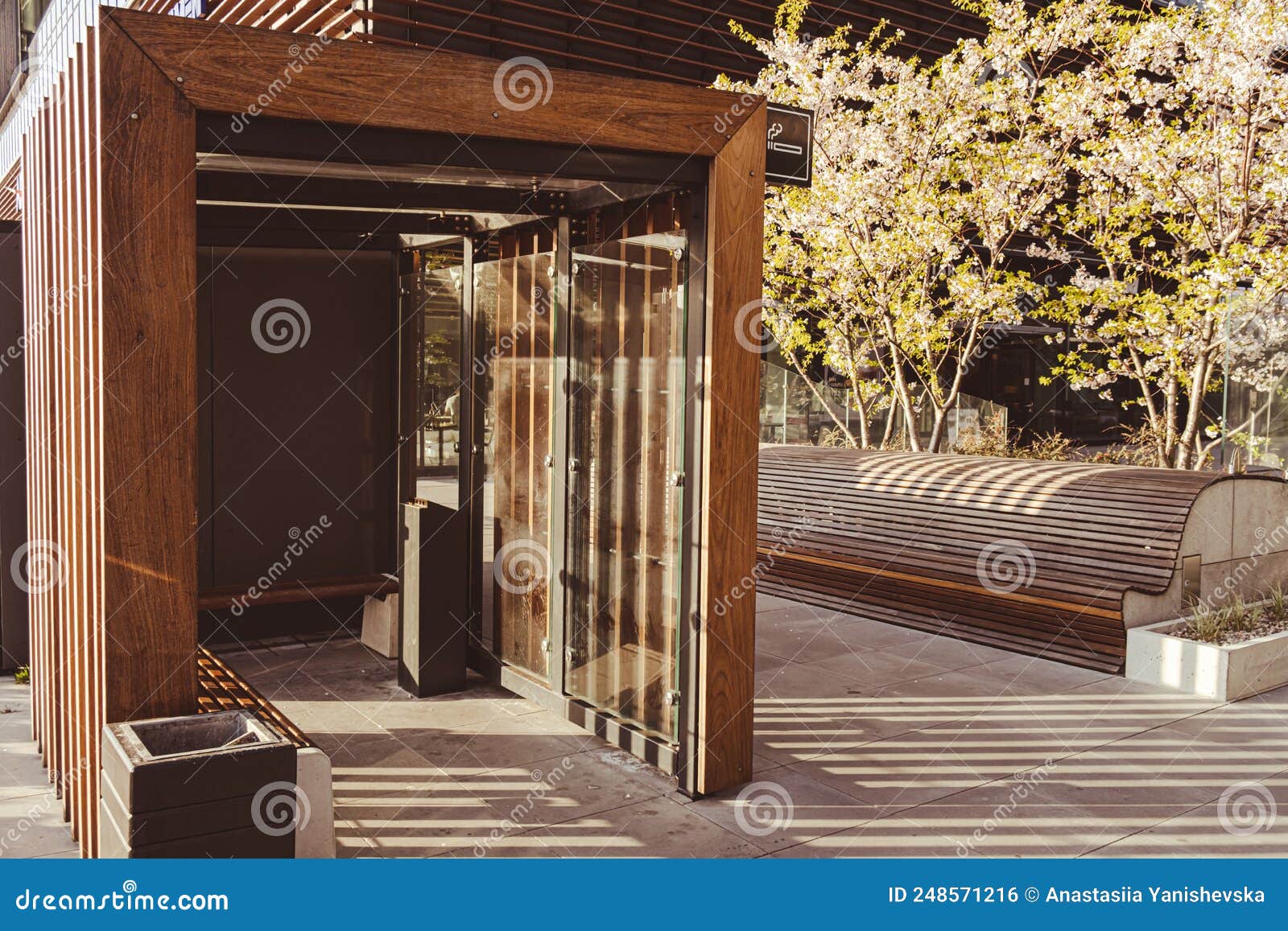 современная курящая комната в бизнес-центре, отмеченная сигаретным ...