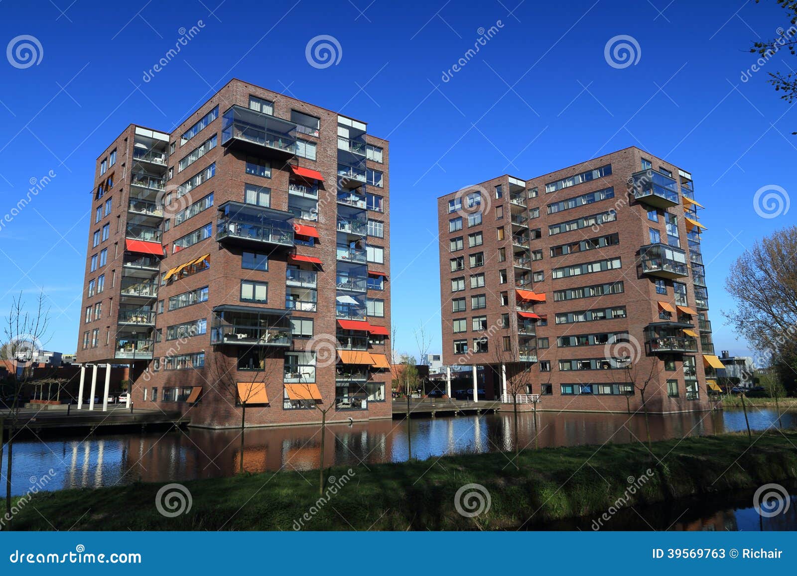 Современные жилые дома. 2 современных голландских жилого дома окруженного водой