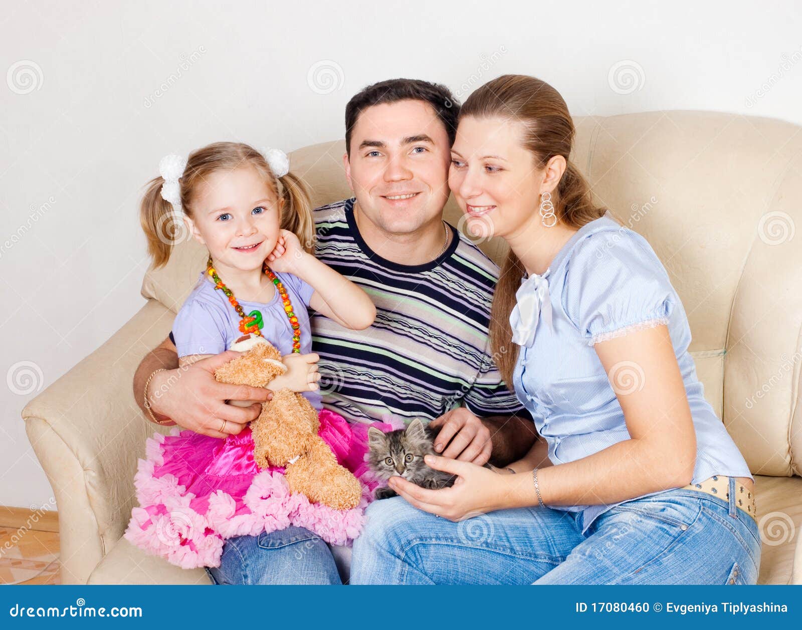 Молодая семья на диване