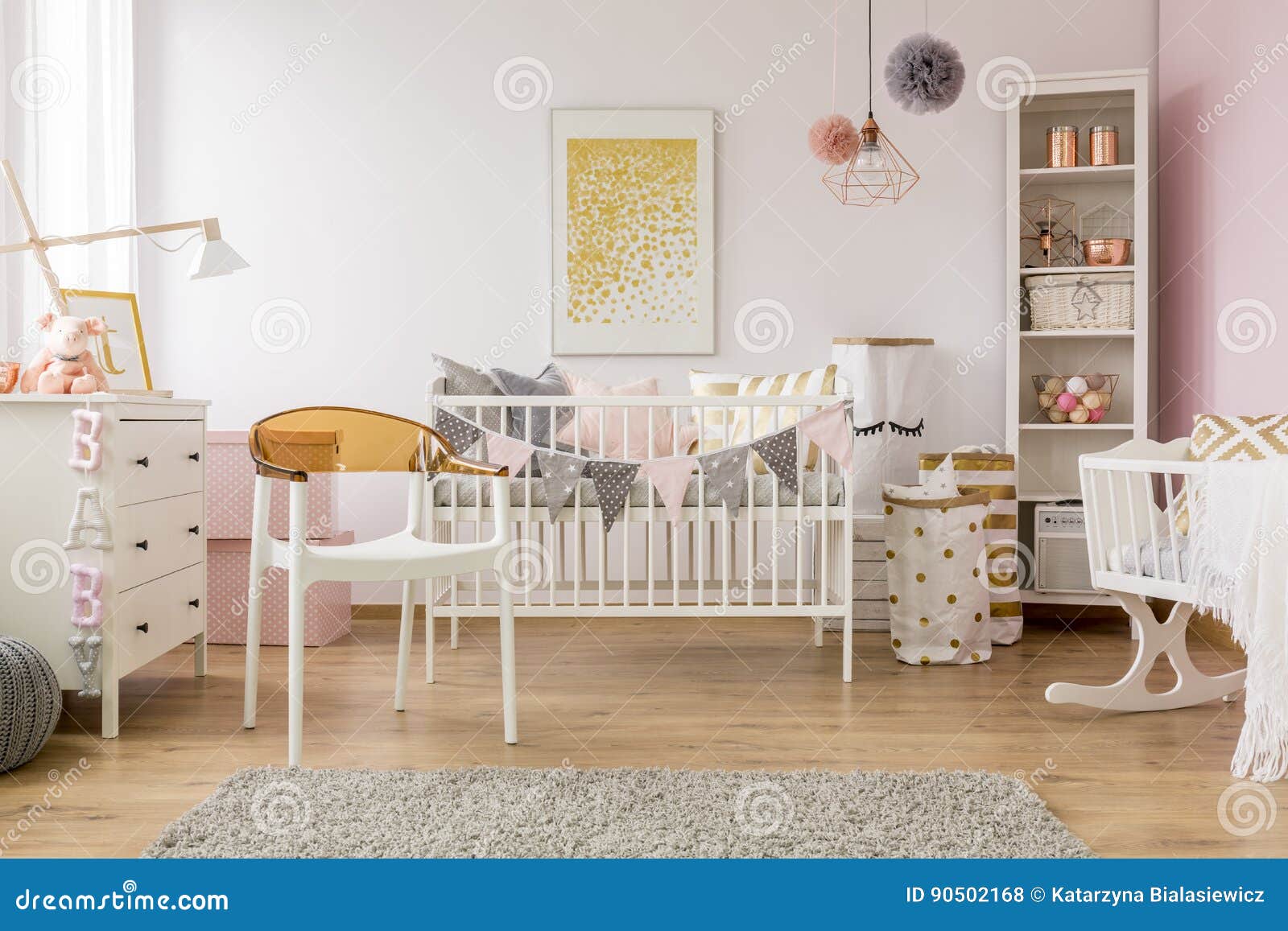 Спальня младенца с белым стулом. Спальня младенца с белыми стулом, кроваткой, дрессером, вашгердом и bookcase
