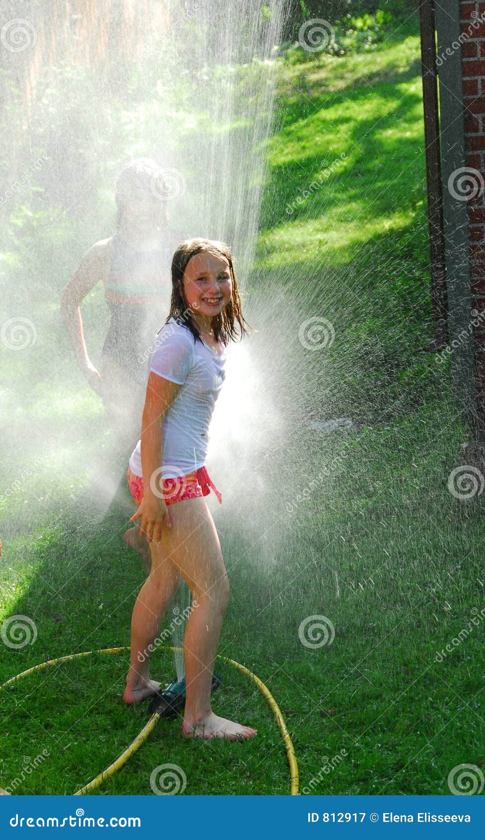 спринклер девушок стоковое изображение. изображение насчитывающей утеха ...