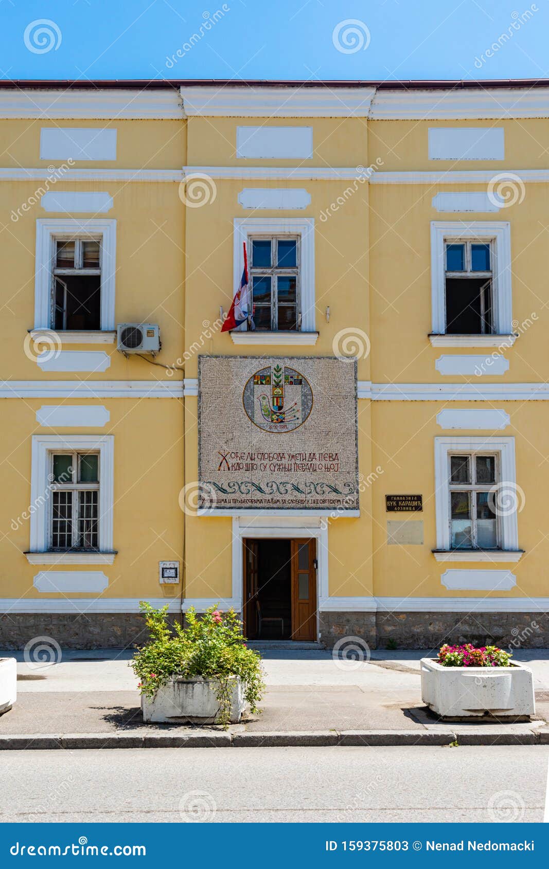 Средняя школа Гимназия: сербянин в Лознице, Сербия Редакционное ...