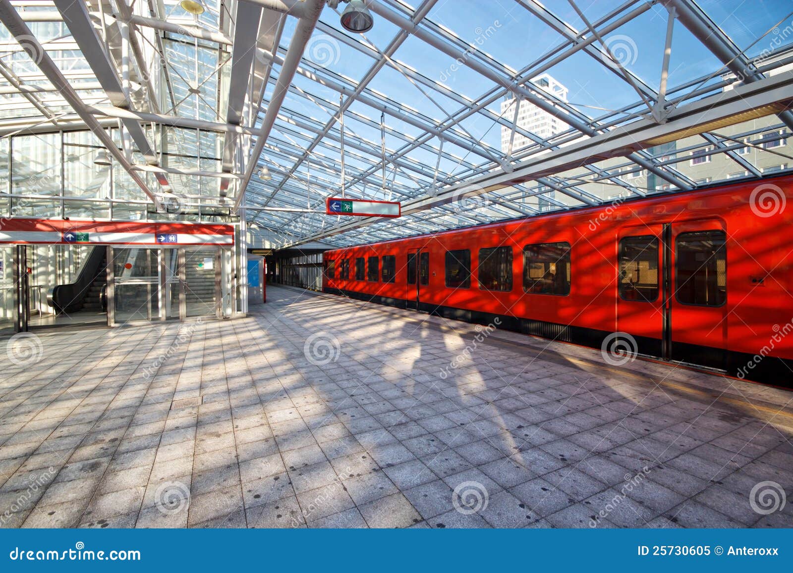 станция метро. подземка станции крыши метро Финляндии стеклянная helsinki