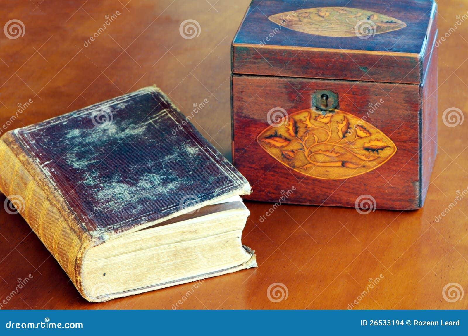 Старая книга и коробка. Старая кожаная связанная книга с коробкой чая marquetry сбора винограда на деревянной таблице