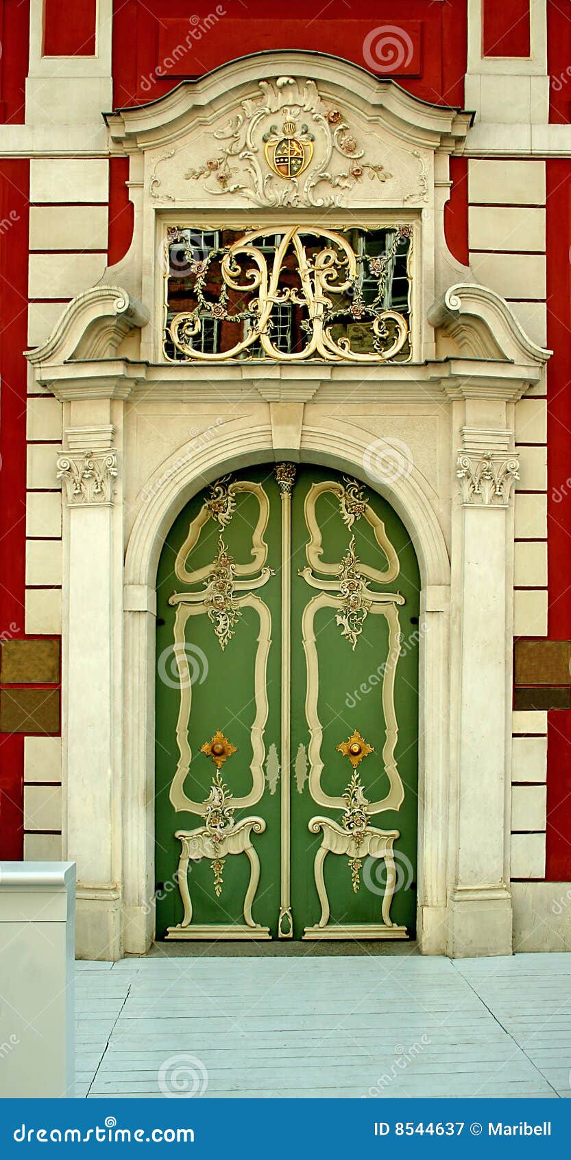 старая красивейшей двери историческая. старая красивейшего зеленого цвета двери историческая